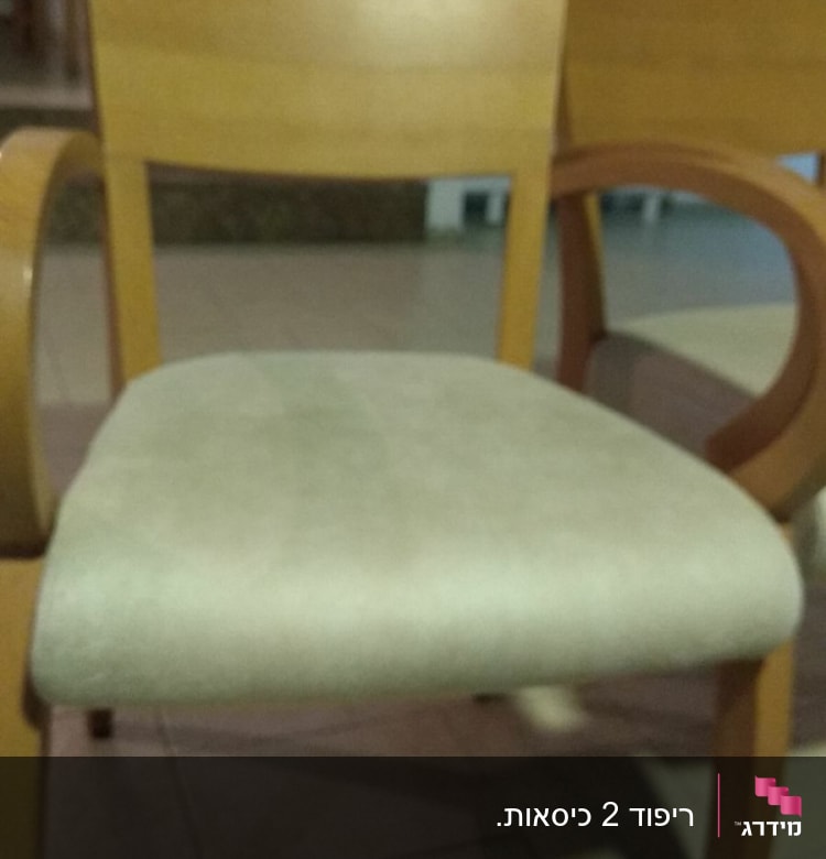 כיסא עץ עם ריפוד בד בהיר